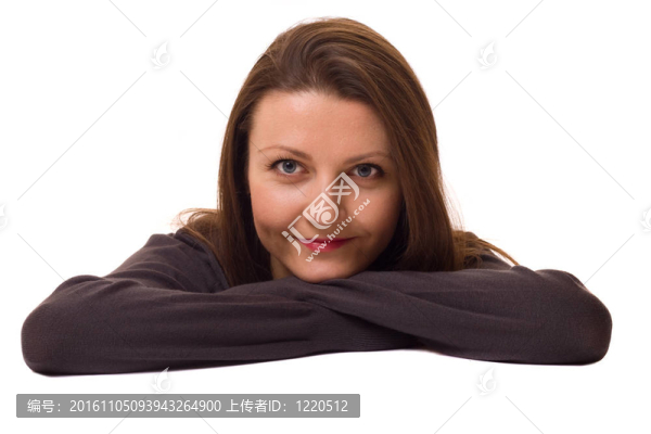 一個白人背景下孤立的年輕女子。