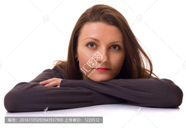 一個(gè)白人背景下孤立的年輕女子。