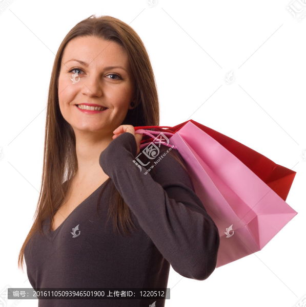 婦女拿著購物袋。
