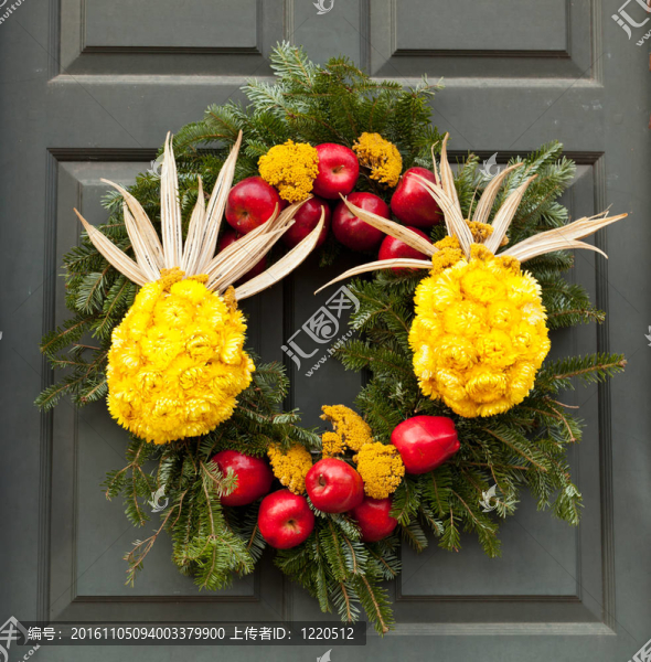 傳統(tǒng)的圣誕花環(huán)掛在門前