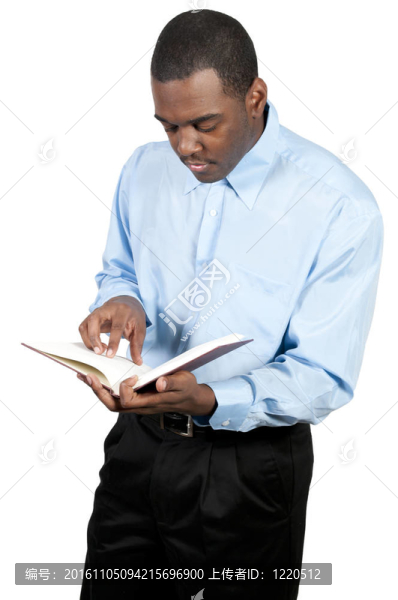 讀一本書的人