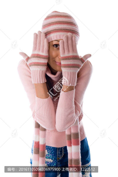 一個穿著暖和的針織衣服的漂亮女孩