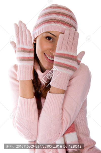 一個(gè)穿著暖和的針織衣服的漂亮女孩