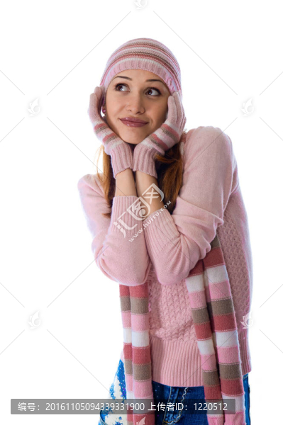 一個穿著暖和的針織衣服的漂亮女孩