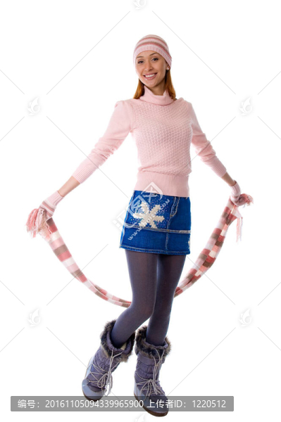 一個(gè)穿著暖和的針織衣服的漂亮女孩