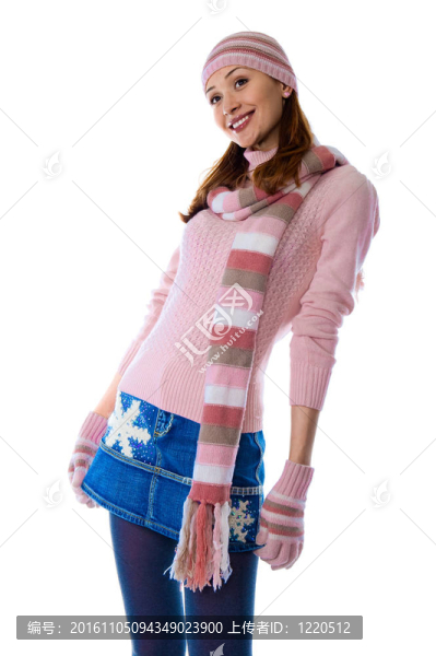 一個穿著暖和的針織衣服的漂亮女孩