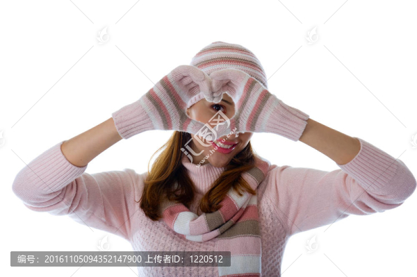 一個(gè)穿著暖和的針織衣服的漂亮女孩