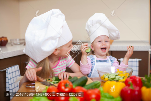 兩個(gè)在廚房里準(zhǔn)備健康食品的小女孩