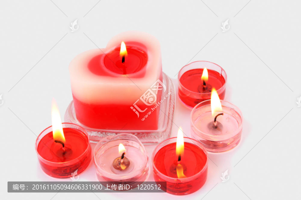 紅色和粉紅色的蠟燭