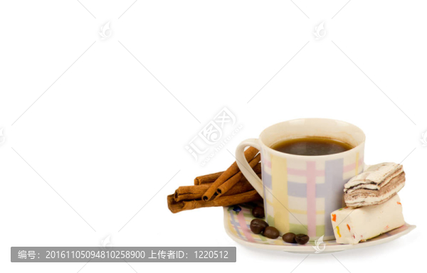 白色背景上帶有糖果的咖啡杯