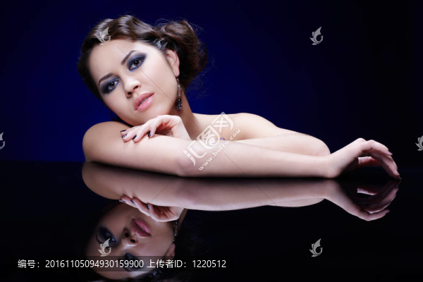 鏡子桌上的女孩