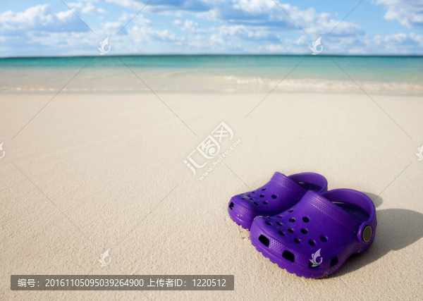 沙灘上的小靴子