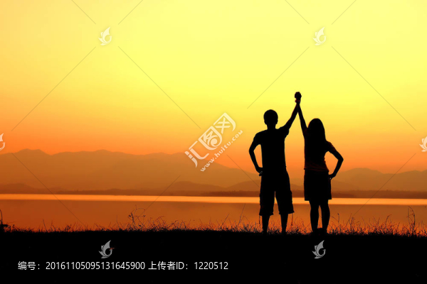 日落時(shí)海灘上的情侶剪影