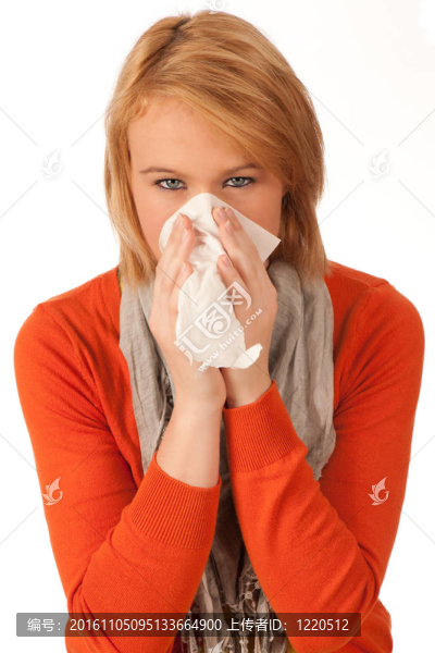 漂亮的黑發(fā)女孩感冒了孤立在白色背景