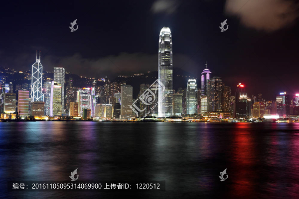 香港的天際線在夜間