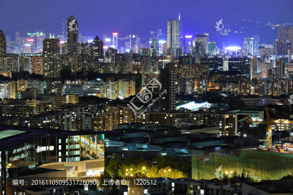 香港在晚上擁擠的建筑物