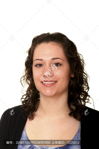 Young,Brunette在黑色毛衣的微笑