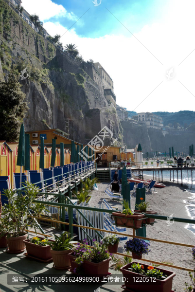 黃色的海灘小屋在索倫托陡峭的懸崖