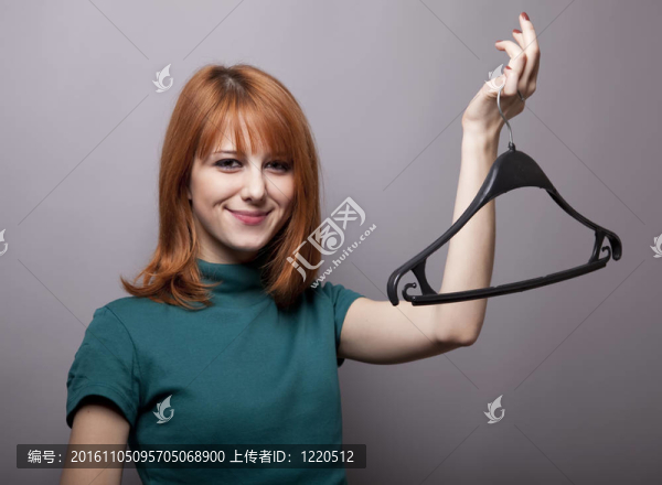 帶衣架的微笑女孩