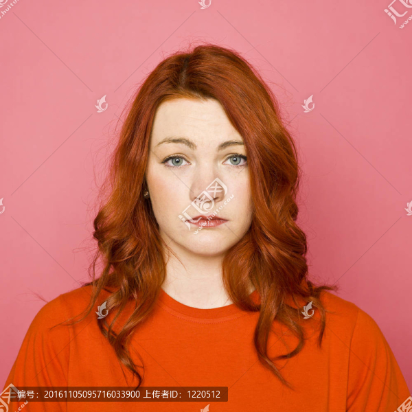 粉紅背景的女人