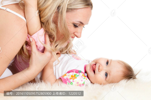 慈愛的母親打自己的孩子；孩子躺在羊皮