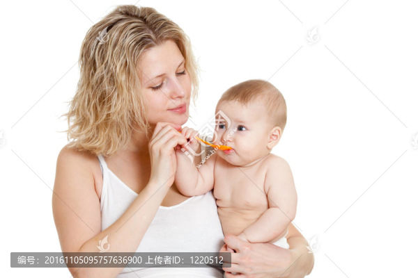 母親用勺子喂她的嬰兒
