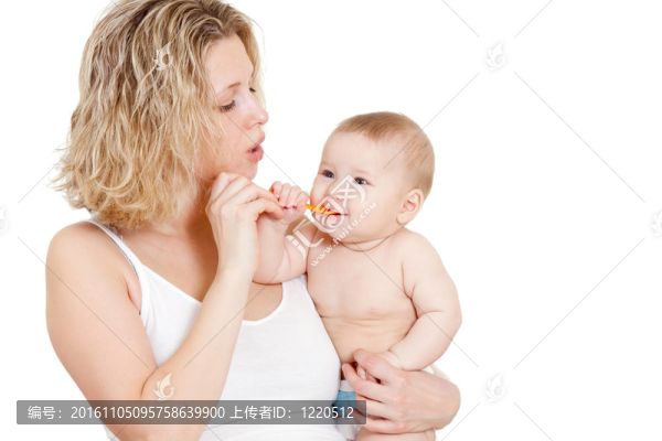 母親用勺子喂她的嬰兒