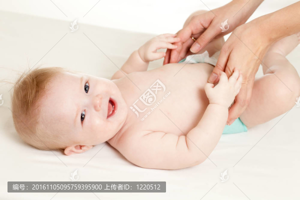 媽媽給她按摩的小女孩