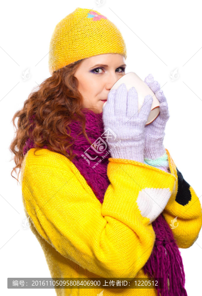 漂亮的女孩穿著冬天的衣服和杯子