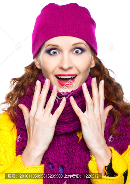 美麗的女孩在溫暖的衣服