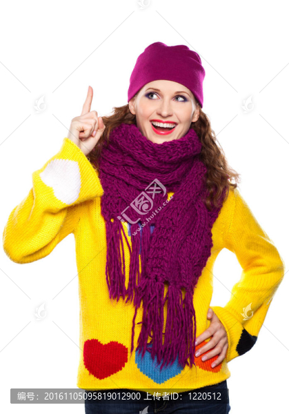 美麗的女孩在溫暖的衣服