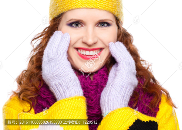 美麗的女孩在溫暖的衣服
