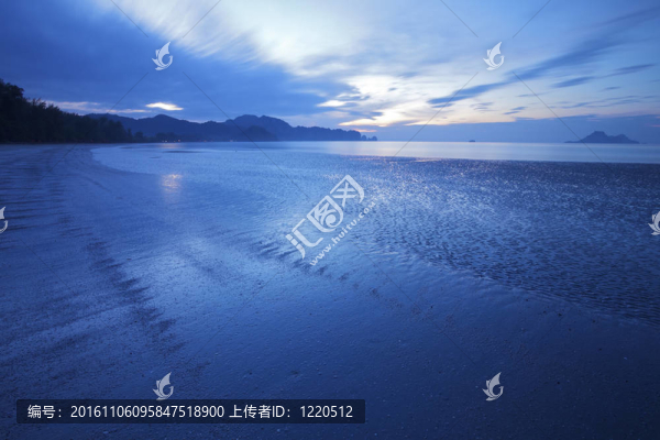 在奧南海灘觀日出。甲米??；泰國。