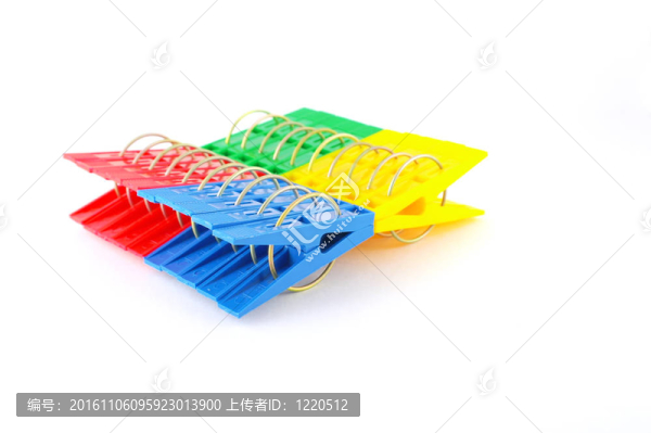 彩色衣夾白色