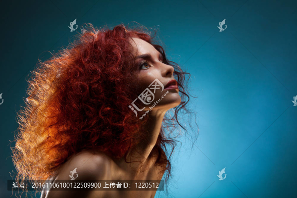 一個(gè)卷曲的紅頭發(fā)女人的肖像