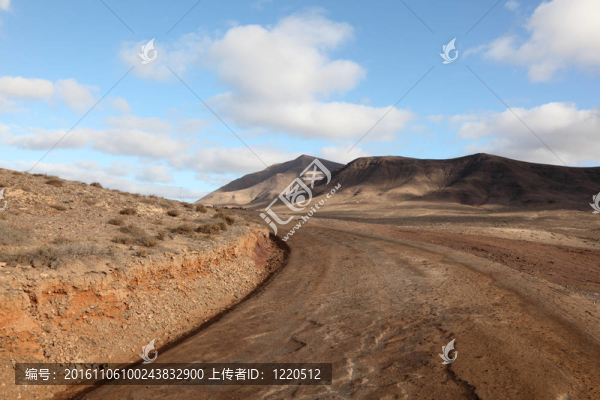 在加那利群島的蘭薩羅特島鄉(xiāng)村公路；西班牙