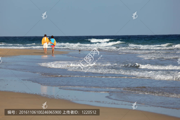 在海灘上散步；加那利群島的富埃特文圖拉島島；西班牙。照片拍攝于第二十十二月的2011