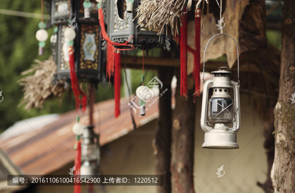 越南寺廟里的金屬燈籠