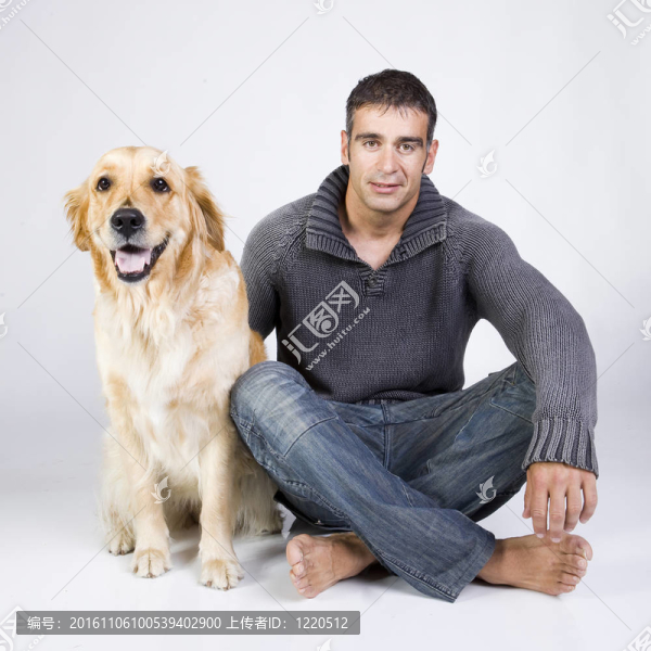 有魅力的男人和他的寵物