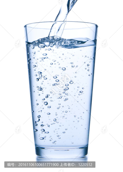 把水倒進玻璃