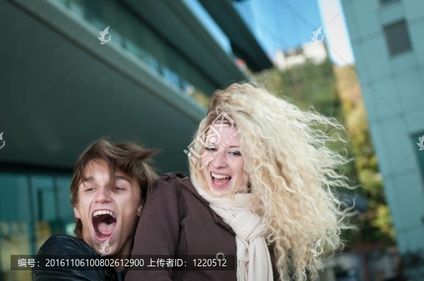 快樂的年輕夫妻享受生活