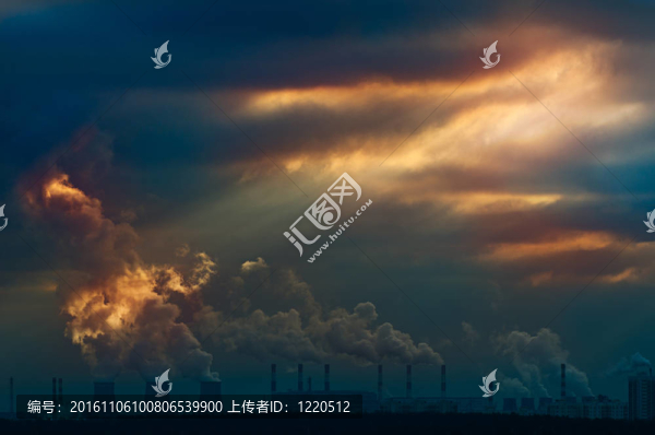 城市場景。夕陽的天空中的光