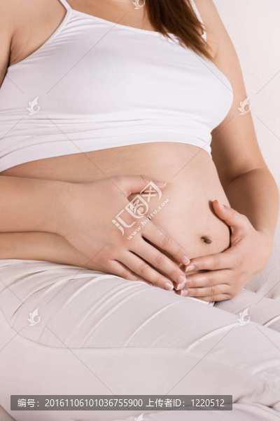 孕婦摸她的肚子