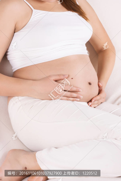 孕婦摸她的肚子