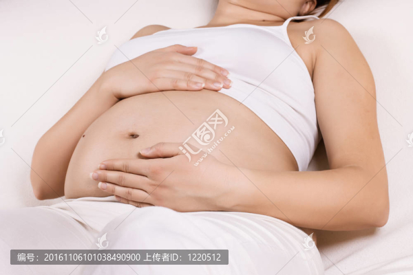 孕婦摸她的肚子