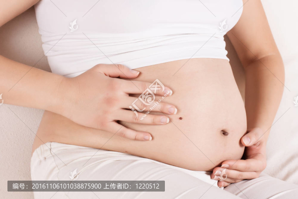 孕婦摸她的肚子