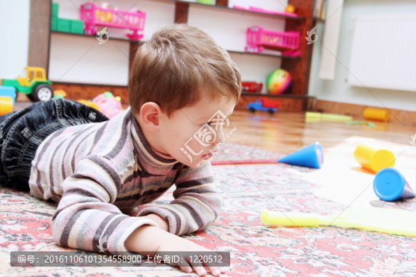 小男孩在幼兒園玩