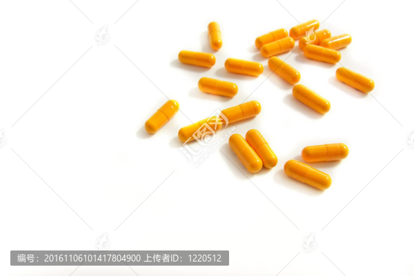 白色背景下的藥丸