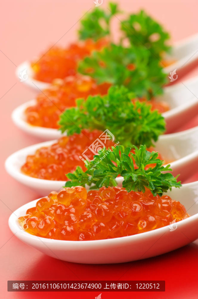 在匙魚子醬鮭魚
