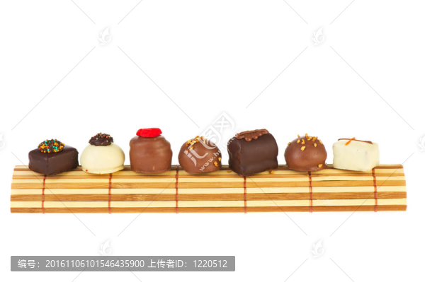 竹子上的白色和棕色巧克力